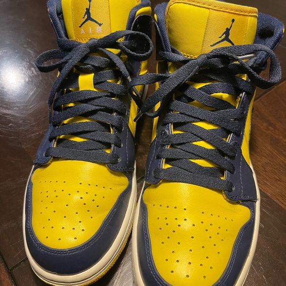 Air Jordan 1 Michigan Mid Size 9. Used No Box - Picture 1 of 5